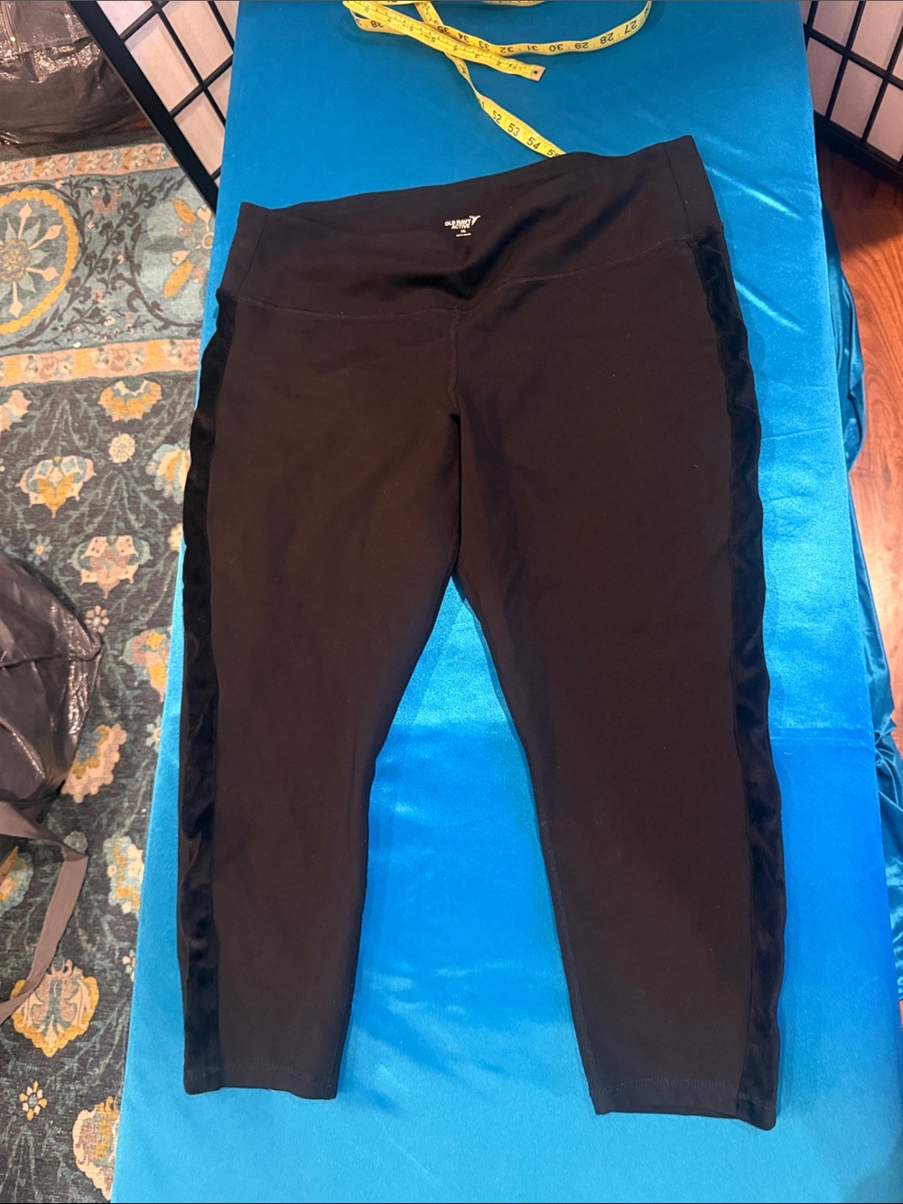 Old Navy Black women’s Side-Panel Capri Leggings